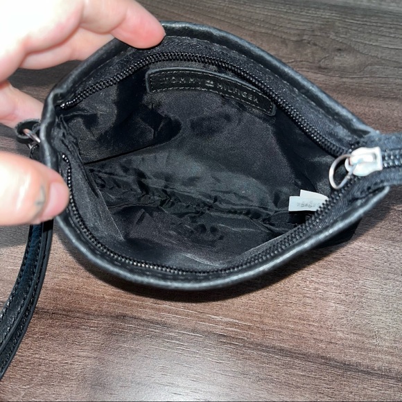 Tommy Hilfiger Black Wristlet Wallet - Picture 6 of 7